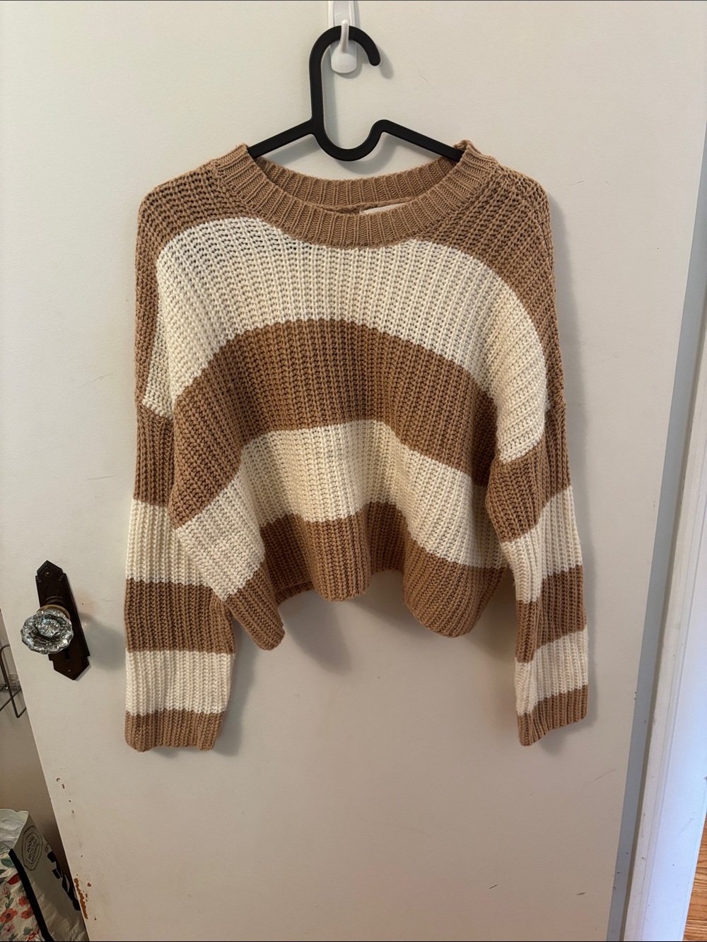 Jessica Simpson Cropped Crewneck Sweater in Cream and Tan